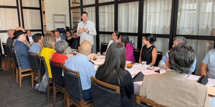 Expone Alfonso Martínez atractivos turísticos y de inversión a empresarios y legisladores de Chicago