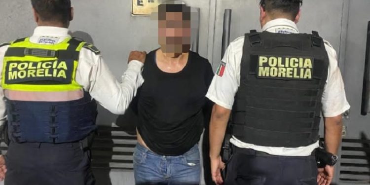 Policía Morelia detiene a civil con arma de fuego en Plaza Carillo-Morelia Informativo