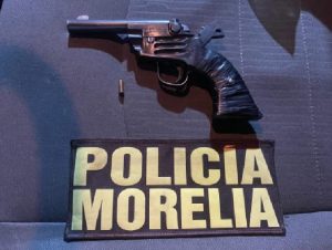 Policía Morelia detiene a civil con arma de fuego en Plaza Carillo-Morelia Informativo
