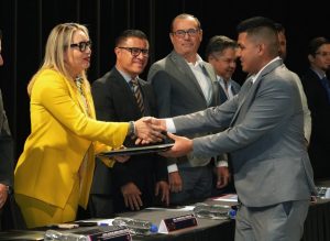 Entrega de Cartas de Pasante a Egresados de la Licenciatura en Ingeniería Civil: Yarabí Ávila-Morelia Informativo