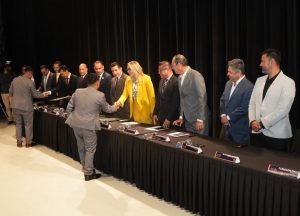 Entrega de Cartas de Pasante a Egresados de la Licenciatura en Ingeniería Civil: Yarabí Ávila-Morelia Informativo