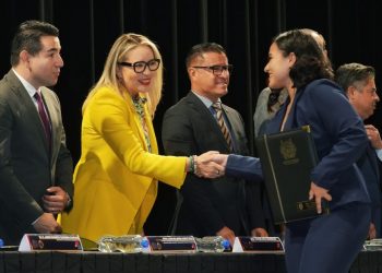 Entrega de Cartas de Pasante a Egresados de la Licenciatura en Ingeniería Civil: Yarabí Ávila-Morelia Informativo