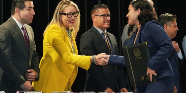 Entrega de Cartas de Pasante a Egresados de la Licenciatura en Ingeniería Civil: Yarabí Ávila-Morelia Informativo