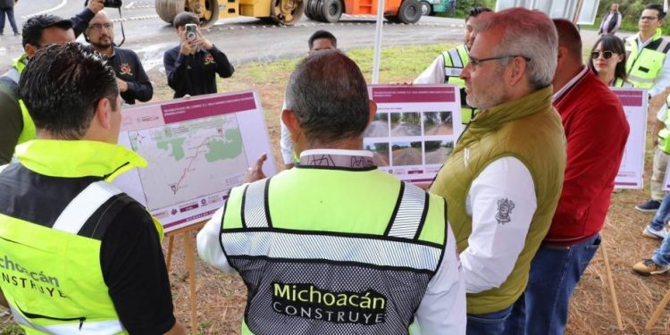 Arranca Bedolla rehabilitación del camino Villa Madero-Tacámbaro