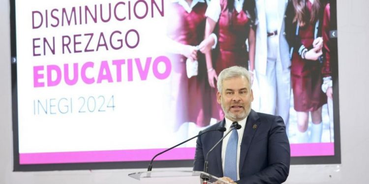 Michoacán es el estado que más avanzó en rezago educativo: Bedolla