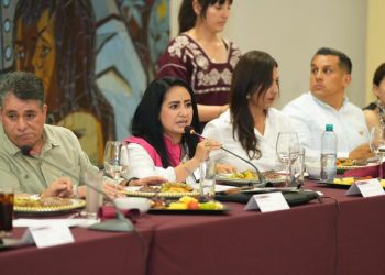 Expone Gladyz Butanda logros en movilidad a empresarios de Uruapan