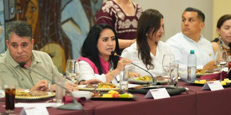 Expone Gladyz Butanda logros en movilidad a empresarios de Uruapan
