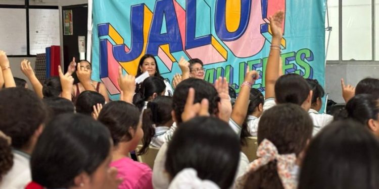Arrancó caravana Jalo x las Mujeres; llevó productos menstruales a Apatzingán