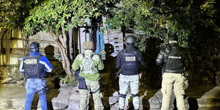 Catea FGE inmueble en Morelia; se aseguran 900 dosis de metanfetamina y detienen a dos personas