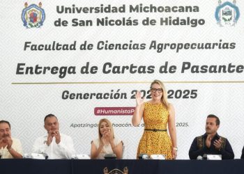 Entrega de cartas de pasante a egresados de Ingeniero Agrónomo Horticultor y administración de Empresas: UMSNH-Morelia Informativo