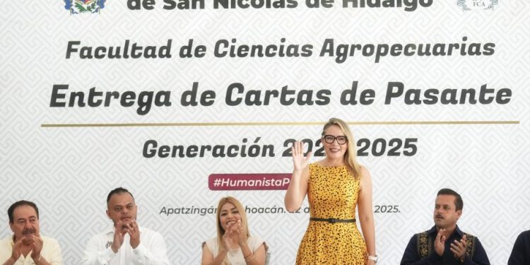 Entrega de cartas de pasante a egresados de Ingeniero Agrónomo Horticultor y administración de Empresas: UMSNH-Morelia Informativo