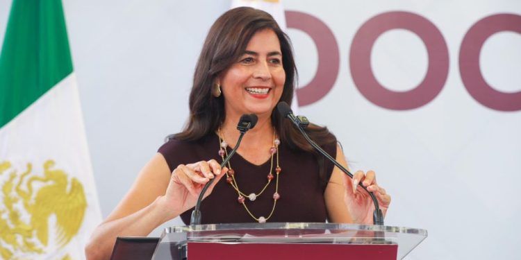 El lunes regresan a las aulas más de 953 mil estudiantes de básica: Gabriela Molina