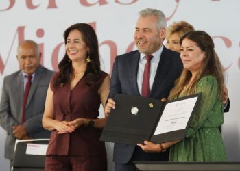 Con los maestros todo; suman más de 90 quincenas de pagos puntuales: Bedolla