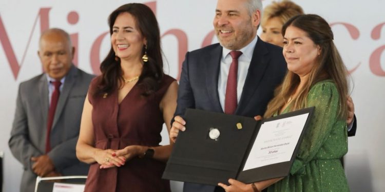 Con los maestros todo; suman más de 90 quincenas de pagos puntuales: Bedolla