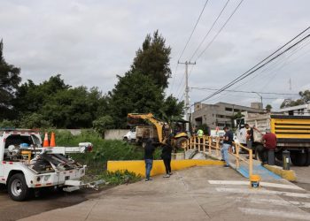 Brigadas municipales retiran tapón de desechos en Dren Barajas