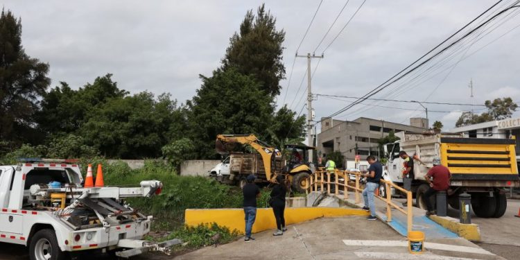Brigadas municipales retiran tapón de desechos en Dren Barajas