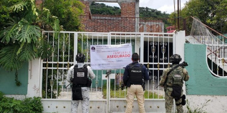 Durante cateo ejecutado en Álvaro Obregón, FGE asegura tres vehículos con reporte de robo y alteraciones en sus medios de identificación