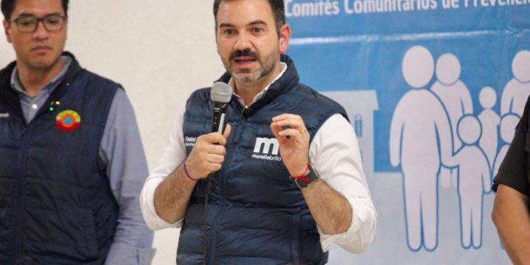 Yankel Benítez entrega mochilas de emergencia en colonia Industrial