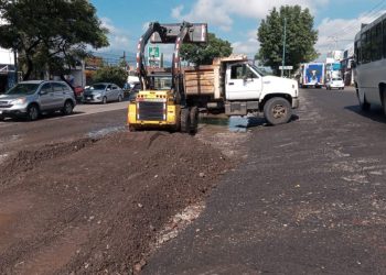 Despliega Secretaría de Servicios Públicos brigadas de limpieza en laterales de salida a Quiroga