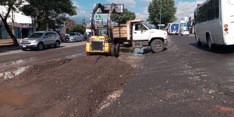 Despliega Secretaría de Servicios Públicos brigadas de limpieza en laterales de salida a Quiroga