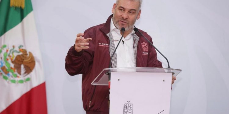 Avistamiento de ballenas en Michoacán será bajo norma oficial de Semarnat: Bedolla