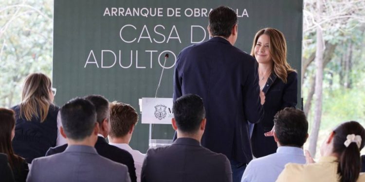 Alfonso Martínez y Paola Delgadillo colocan la primera piedra de la Casa del Adulto Mayor