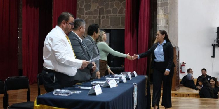 A mantenerse actualizados de manera permanente invitan a graduados de la Licenciatura en Enfermería