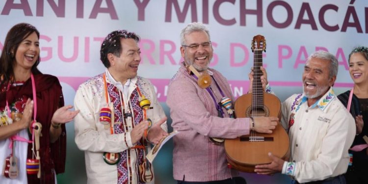 Guitarras de Paracho, instrumentos de paz que reconstruyen el tejido social: Bedolla