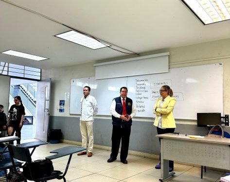 Yarabí Ávila González, imparte clase de Administración a estudiantes de nuevo ingreso del sistema abierto