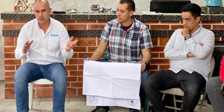 Adolfo Torres lidera reunión con vecinos y transportistas por obras de agua potable