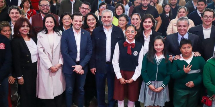 Michoacán lidera en reducción de rezago educativo nacional: Bedolla