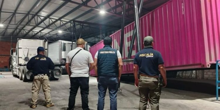 Desmantela FGE bodega y asegura 23 unidades relacionadas con el delito de robo al transporte en la autopista siglo XXI