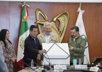 Entrega Bedolla al IMSS, 40 mil firmas en favor del nuevo hospital en Villas del Pedregal