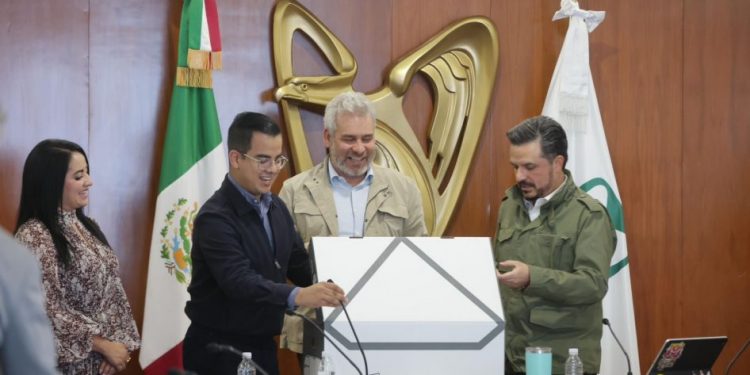 Entrega Bedolla al IMSS, 40 mil firmas en favor del nuevo hospital en Villas del Pedregal