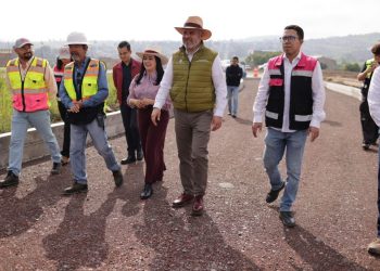 Bedolla supervisa obra de concreto hidráulico en av. Amalia Solórzano; durará más de 5 décadas