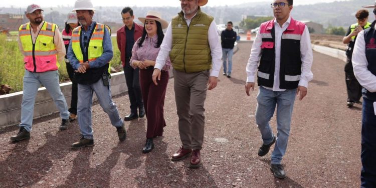 Bedolla supervisa obra de concreto hidráulico en av. Amalia Solórzano; durará más de 5 décadas