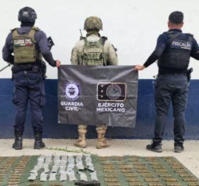 Agentes estatales y federales aseguran en Apatzingán camioneta robada con municiones y droga: SSP