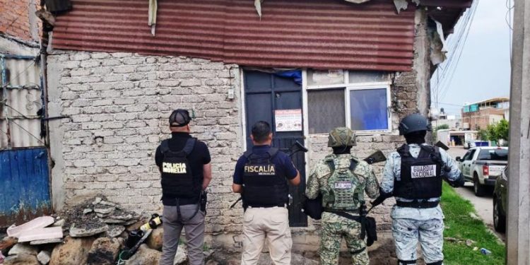 En coordinación interinstitucional, asegura FGE más de mil 500 dosis de metanfetamina y detiene a dos personas, en cateos en Morelia