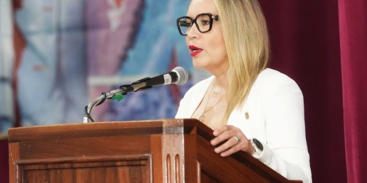 Nicolaitas siguen la ruta de la excelencia profesional; Yarabí Ávila clausura diplomados de Odontología