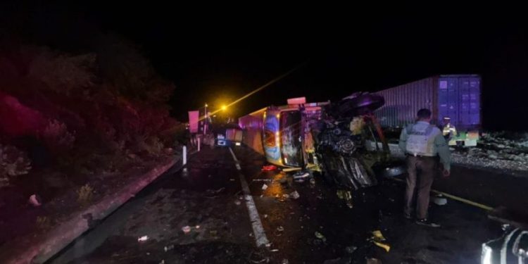 Pipa de PEMEX y tráileres provocan caos en la Siglo XXI