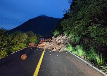 Derrumbe bloquea la carretera Ario de Rosales-Cuatro Caminos