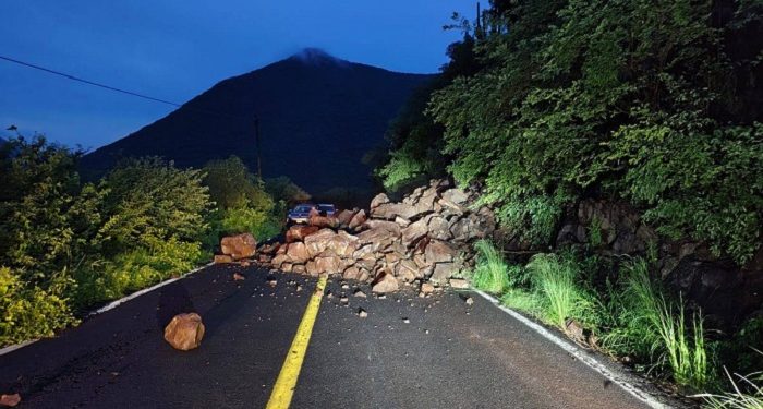 Derrumbe bloquea la carretera Ario de Rosales-Cuatro Caminos