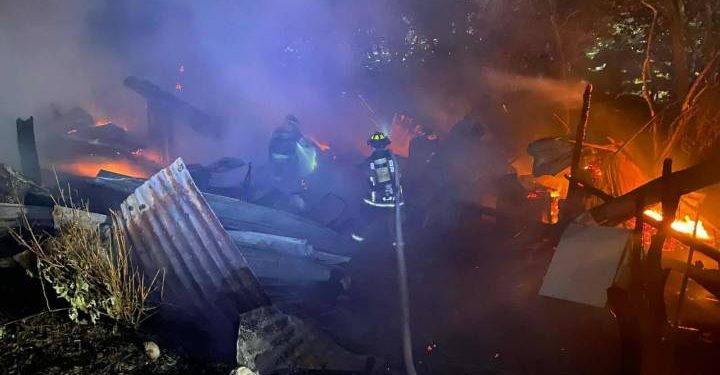 Fallece hombre al calcinarse su vivienda