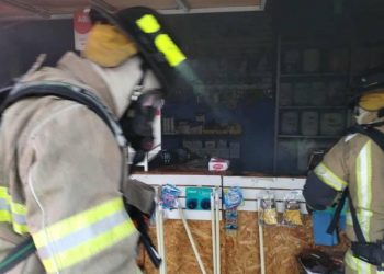 Se incendia negocio de artículos de limpieza en Prados Verdes
