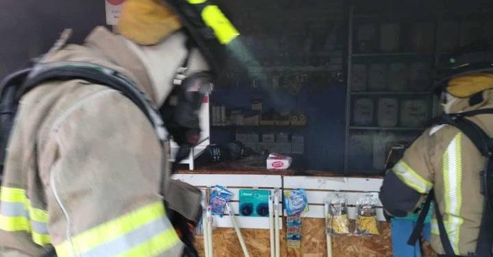 Se incendia negocio de artículos de limpieza en Prados Verdes