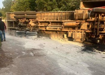 Mueren chofer y copiloto de tráiler volcado en Salvador Escalante