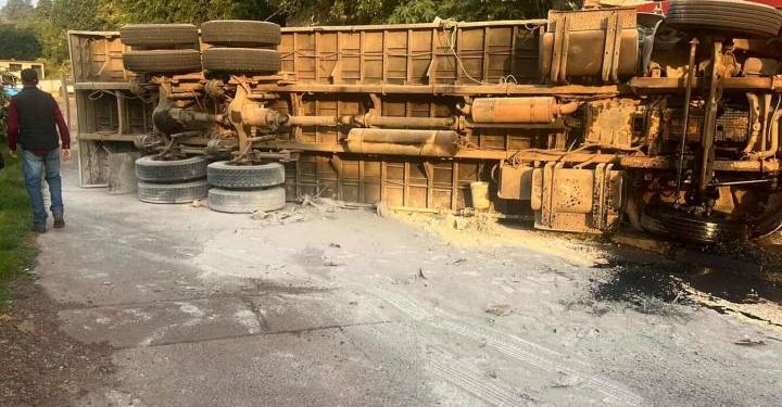 Mueren chofer y copiloto de tráiler volcado en Salvador Escalante