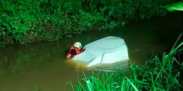 Joven resulta lesionado tras caer con su vehículo al Río Grande