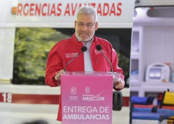 Más ambulancias, más vidas; entrega Bedolla 10 unidades de urgencias médicas