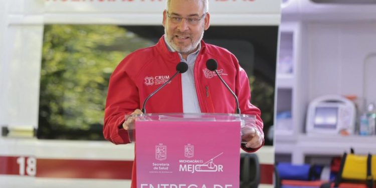 Más ambulancias, más vidas; entrega Bedolla 10 unidades de urgencias médicas